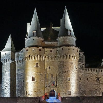 De nuit, l’entrée du château de Vitré en Ille et Vilaine, Bretagne