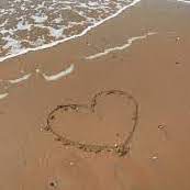 Cœur dessiné sur le sable de la plage
