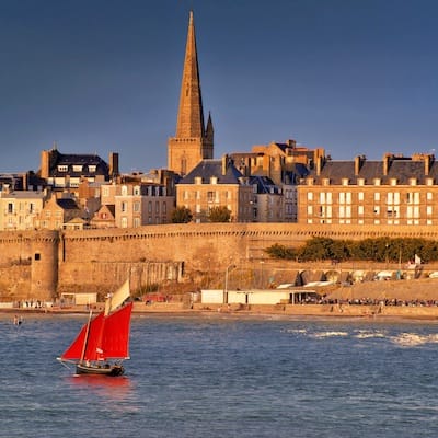Les remparts de Saint-Malo depuis la mer